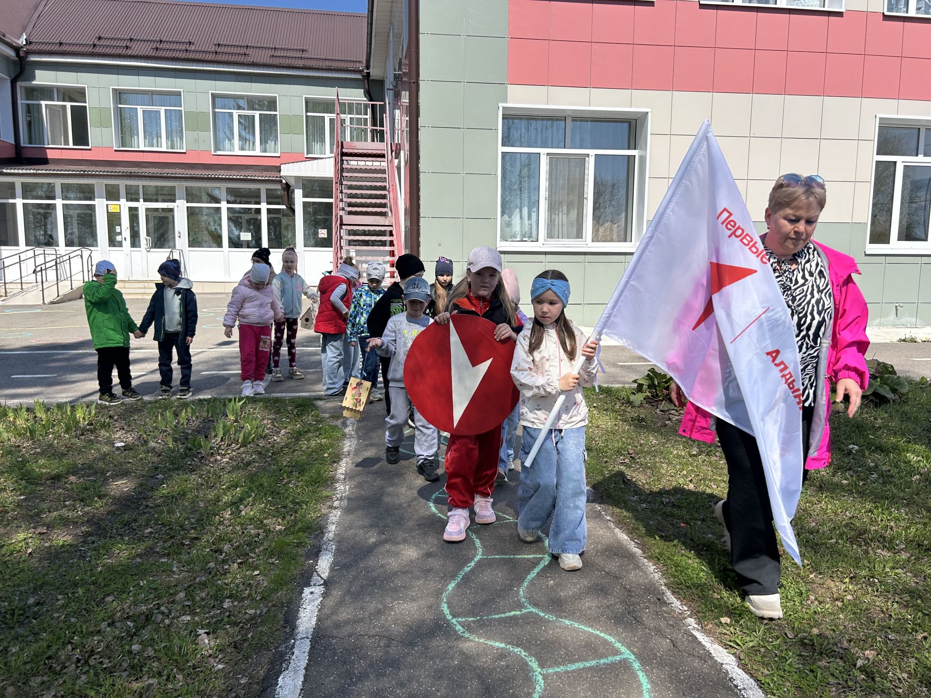 В детском саду «Берёзка» прошла экологическая акция: подготовительная группа вместе с родителями повесила скворечники