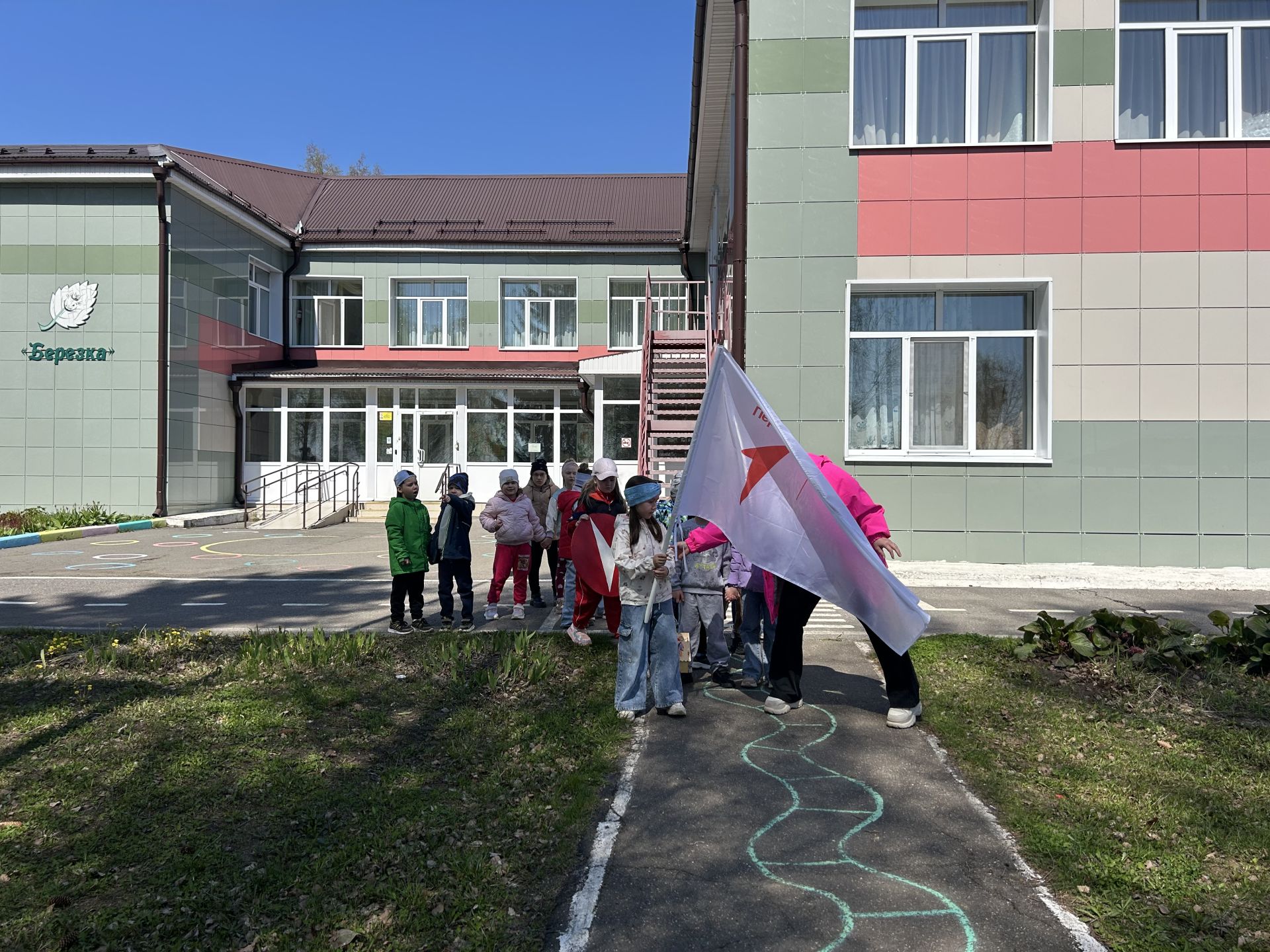 В детском саду «Берёзка» прошла экологическая акция: подготовительная группа вместе с родителями повесила скворечники