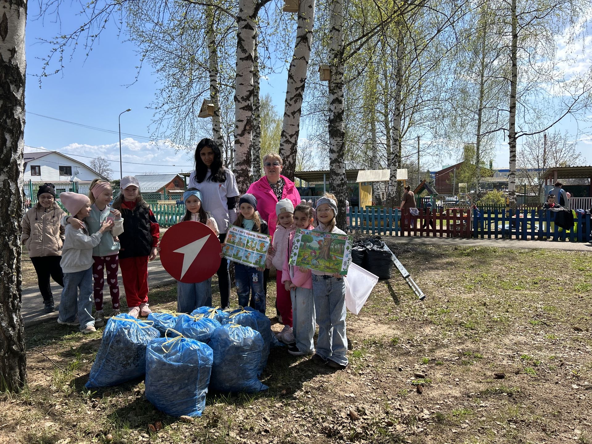 В детском саду «Берёзка» эколята установили кормушки