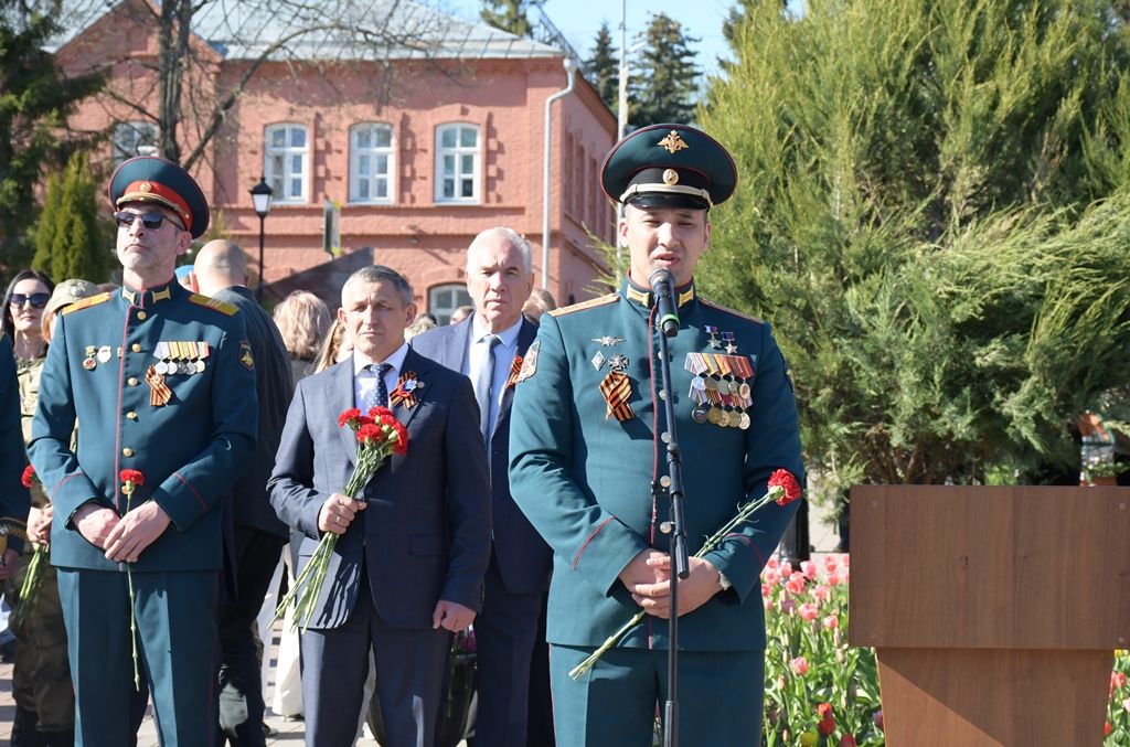 На памятнике героям спецоперации в Лаишево 195 имен
