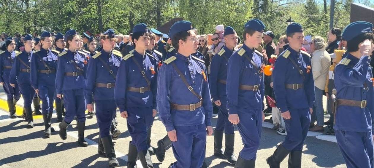 Лаеш урамнары буйлап хәрби парад узды.