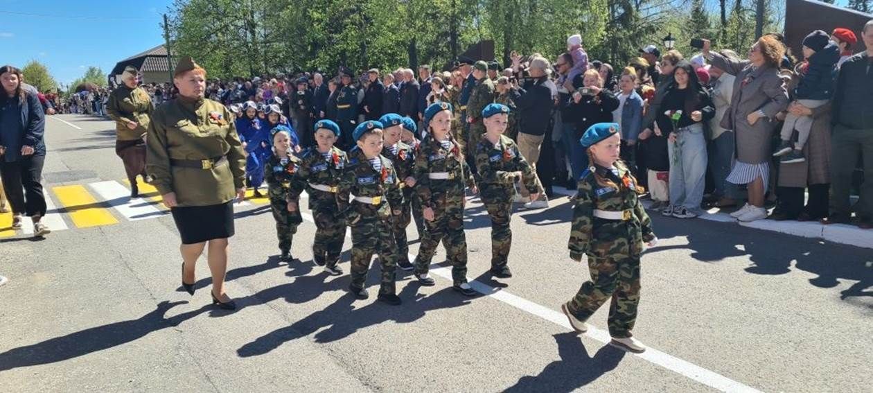 Лаеш урамнары буйлап хәрби парад узды.