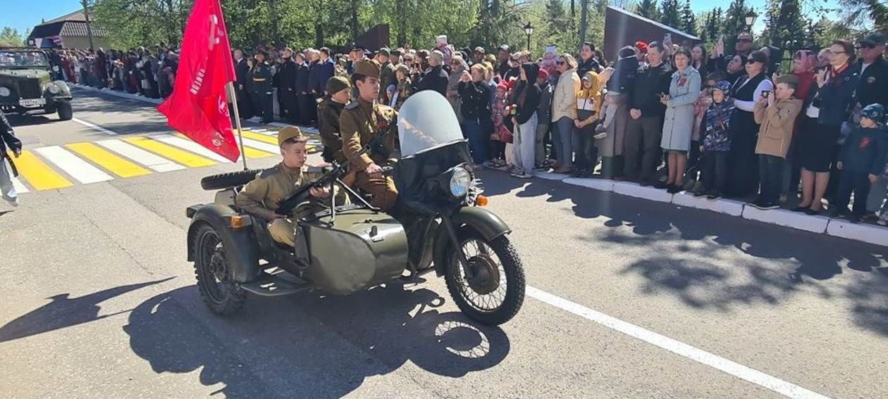 Лаеш урамнары буйлап хәрби парад узды.