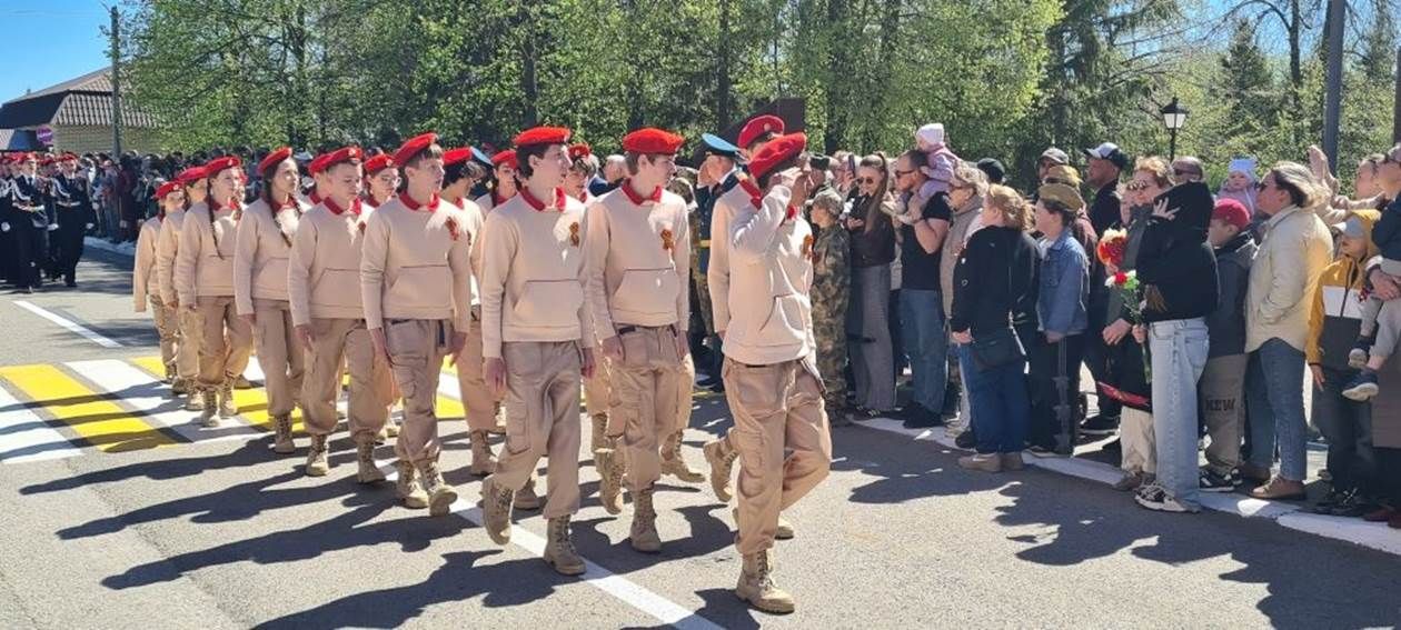 Лаеш урамнары буйлап хәрби парад узды.