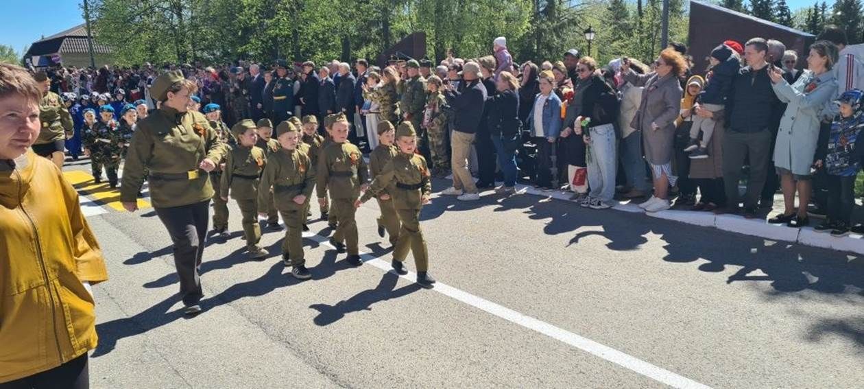 Лаеш урамнары буйлап хәрби парад узды.