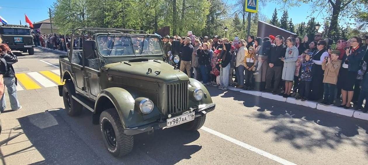 Лаеш урамнары буйлап хәрби парад узды.