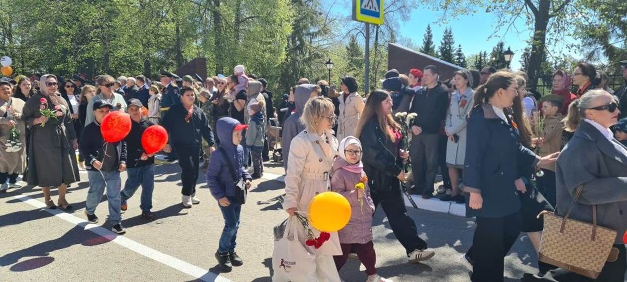 Лаеш урамнары буйлап хәрби парад узды.