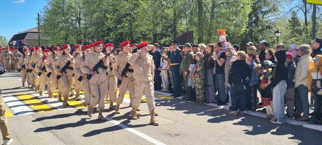 Лаеш урамнары буйлап хәрби парад узды.