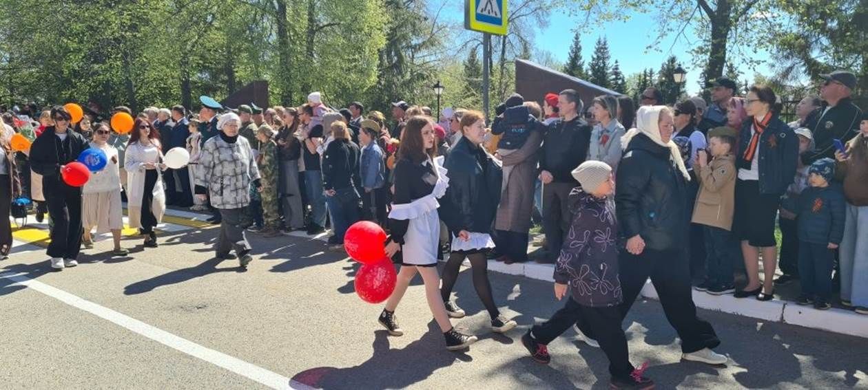 Лаеш урамнары буйлап хәрби парад узды.