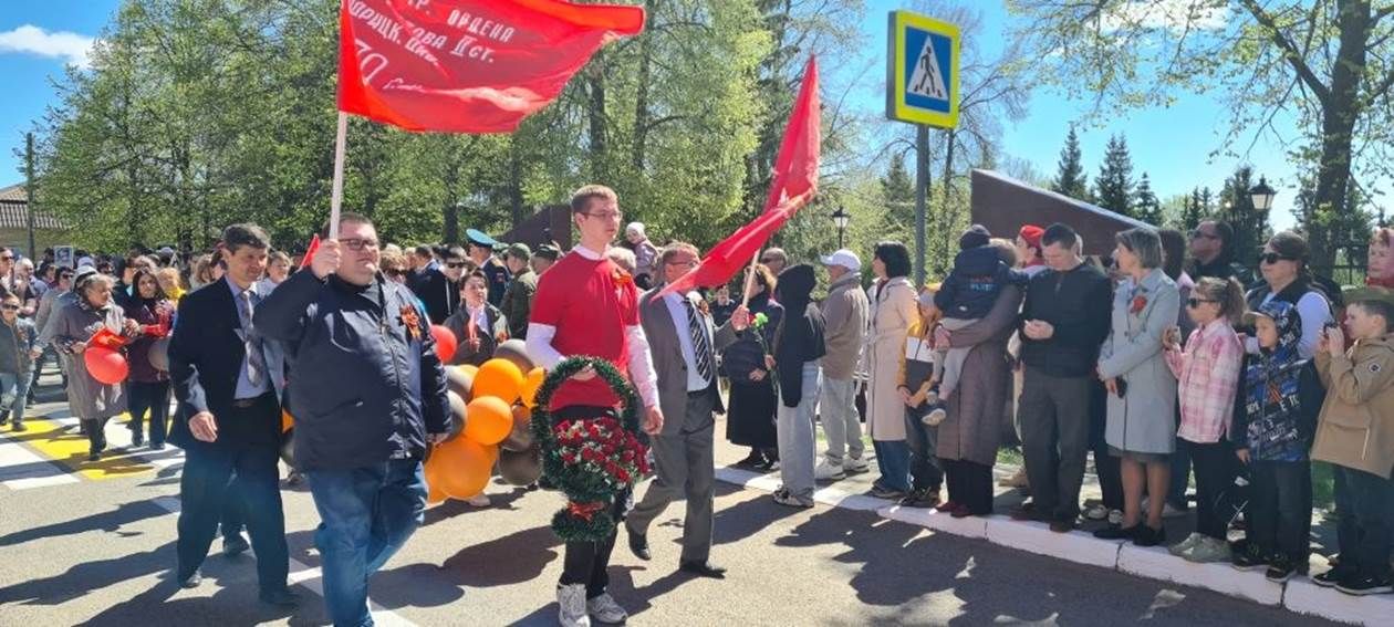 Лаеш урамнары буйлап хәрби парад узды.