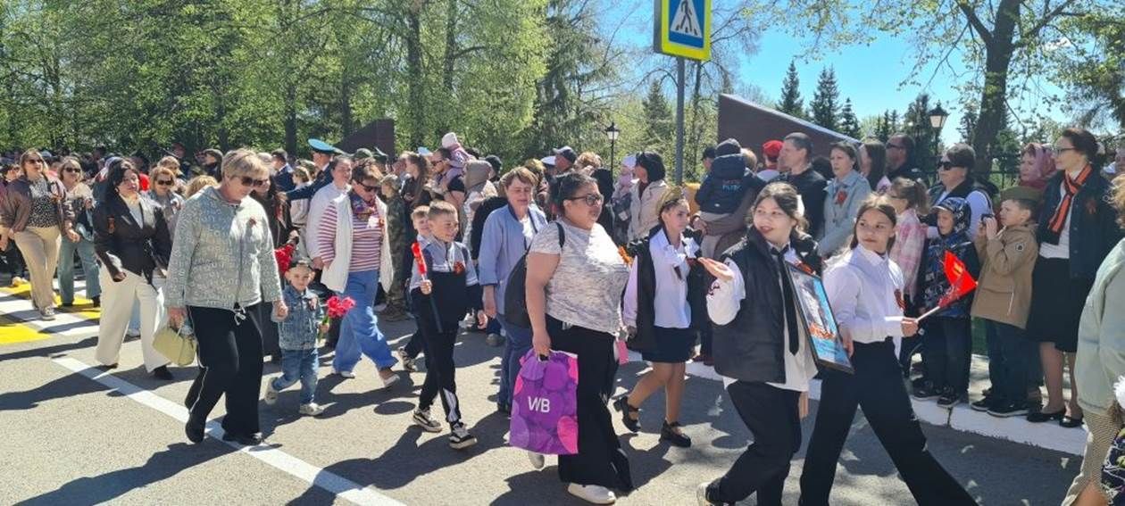 Лаеш урамнары буйлап хәрби парад узды.