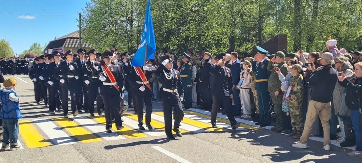 Лаеш урамнары буйлап хәрби парад узды.