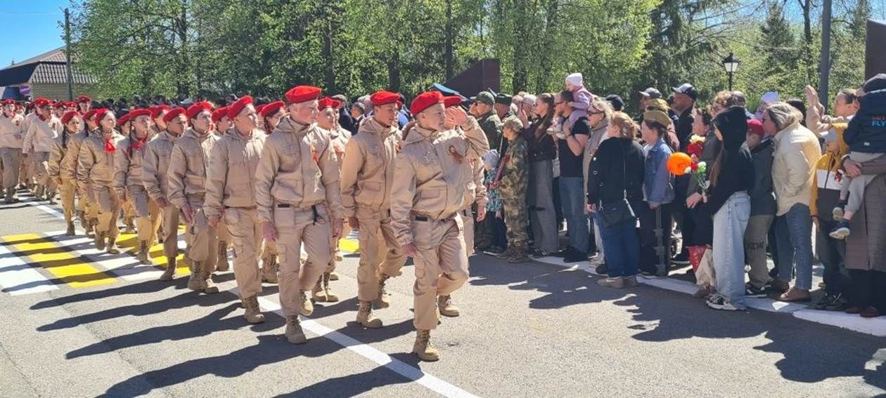 Лаеш урамнары буйлап хәрби парад узды.