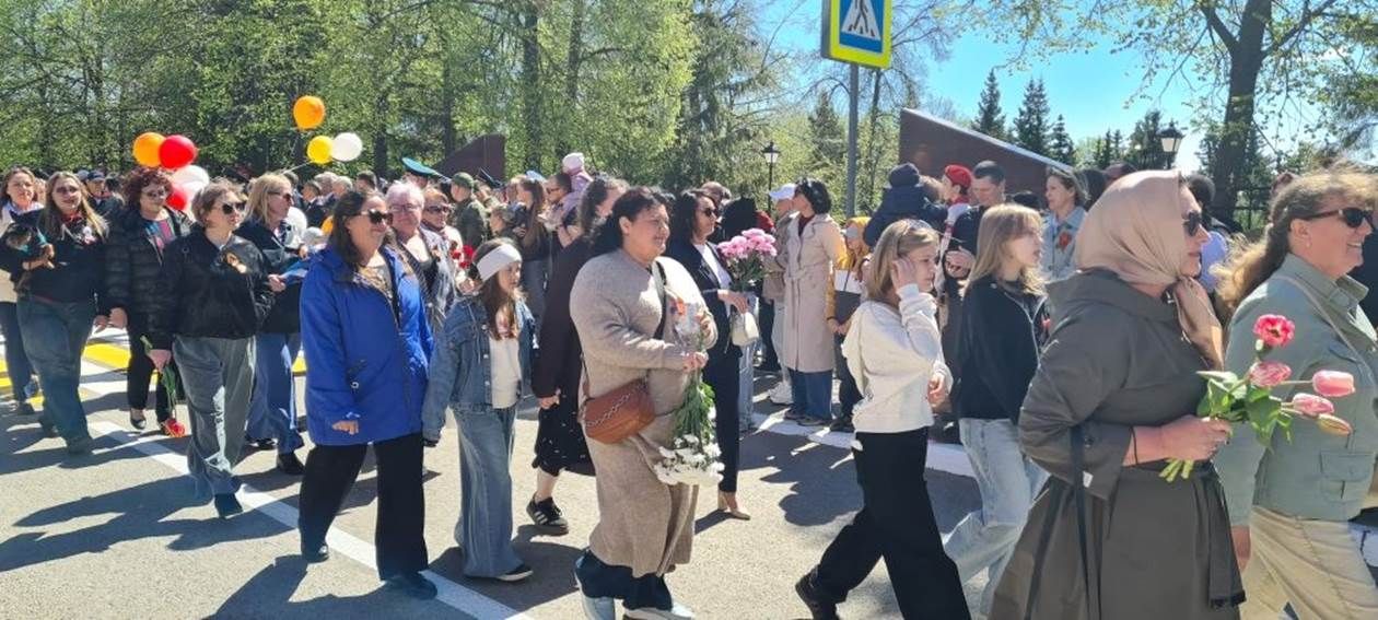 Лаеш урамнары буйлап хәрби парад узды.