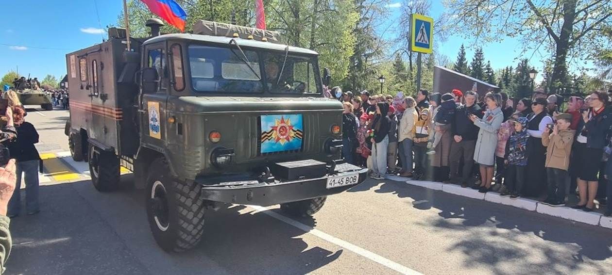 Лаеш урамнары буйлап хәрби парад узды.