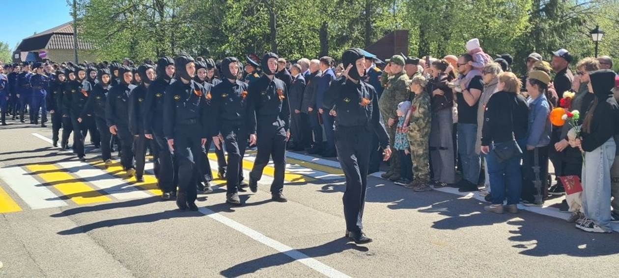 Лаеш урамнары буйлап хәрби парад узды.