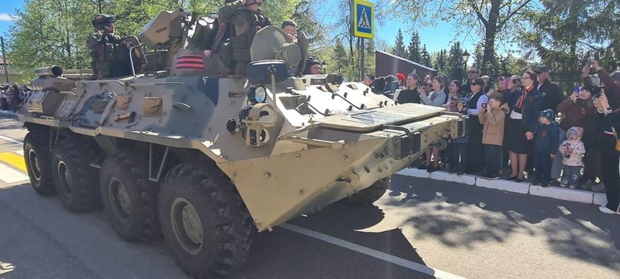 Лаеш урамнары буйлап хәрби парад узды.