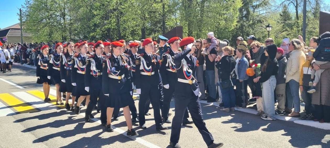 Лаеш урамнары буйлап хәрби парад узды.