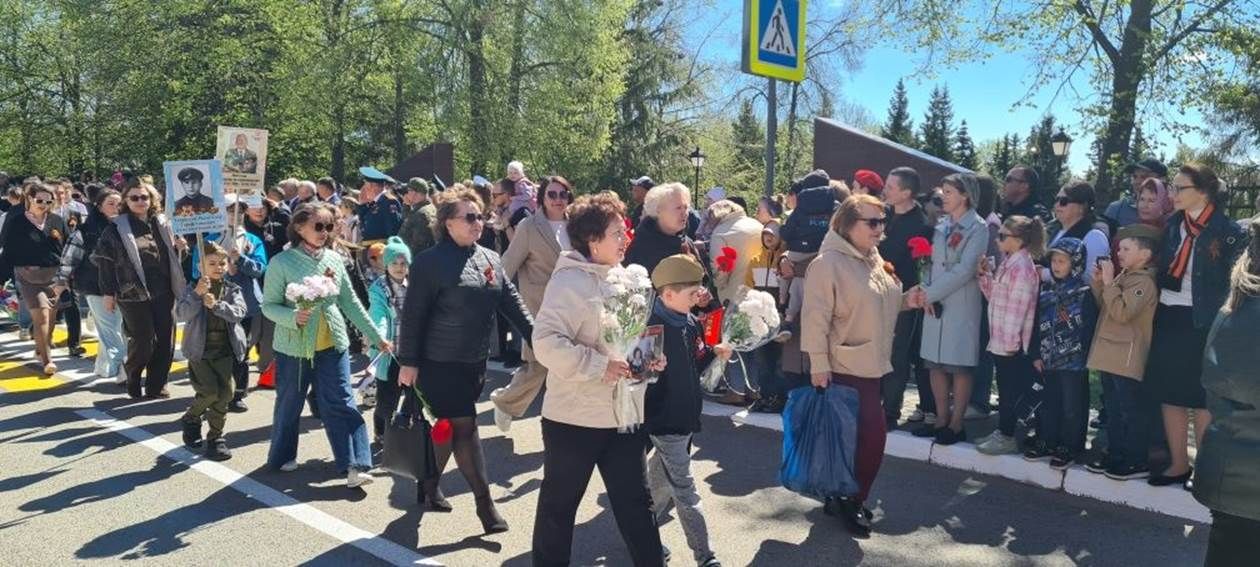Лаеш урамнары буйлап хәрби парад узды.