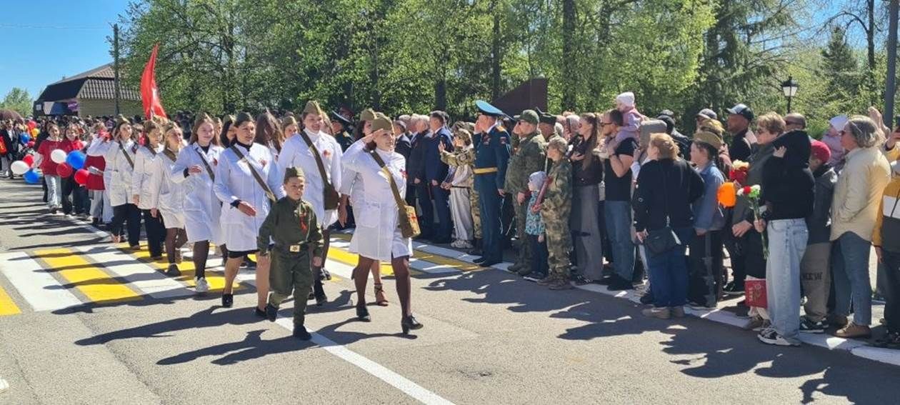 Лаеш урамнары буйлап хәрби парад узды.