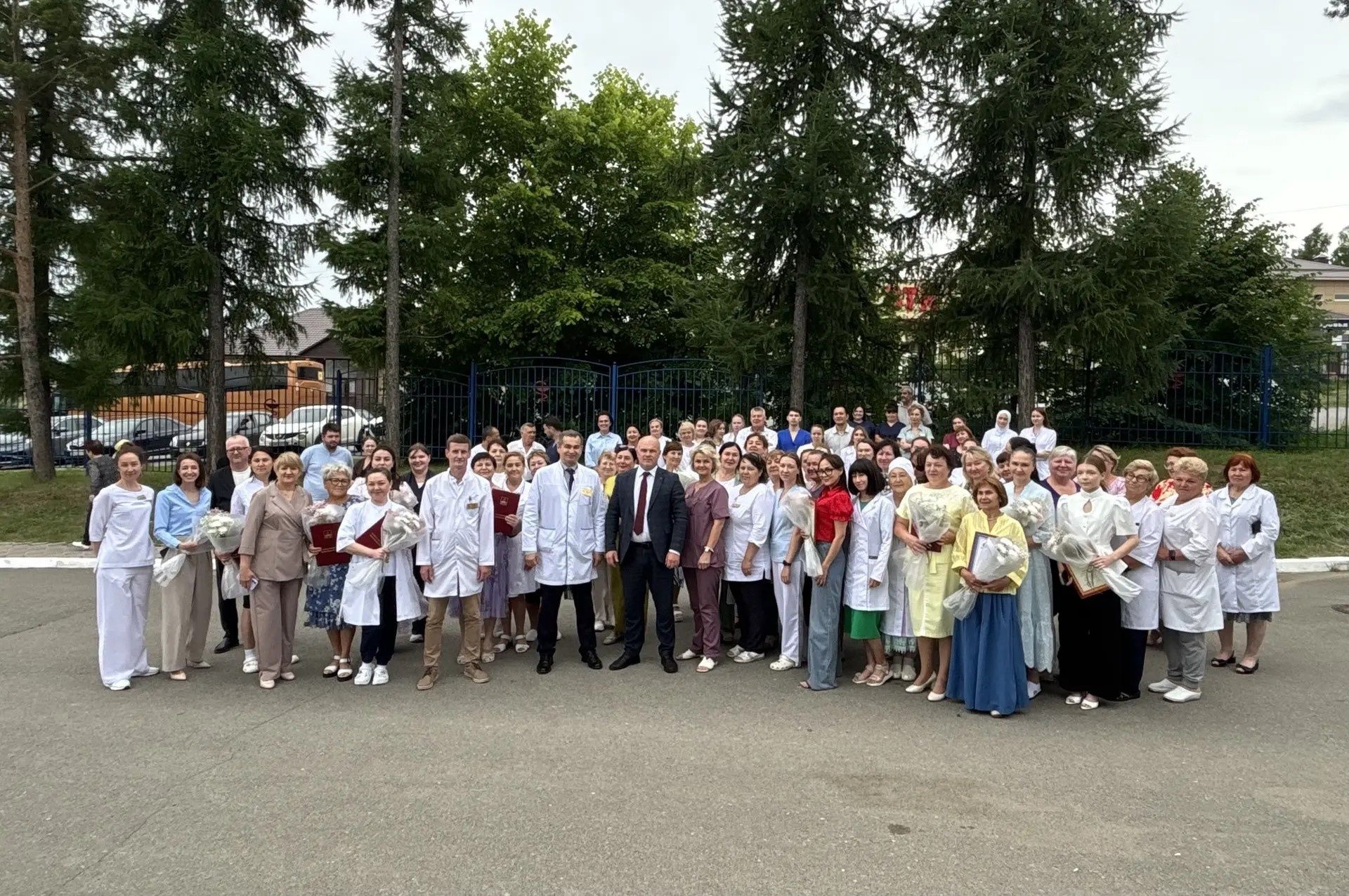 Благодарность за труд и планы на будущее: в ЦРБ наградили медиков и анонсировали ремонт стационара