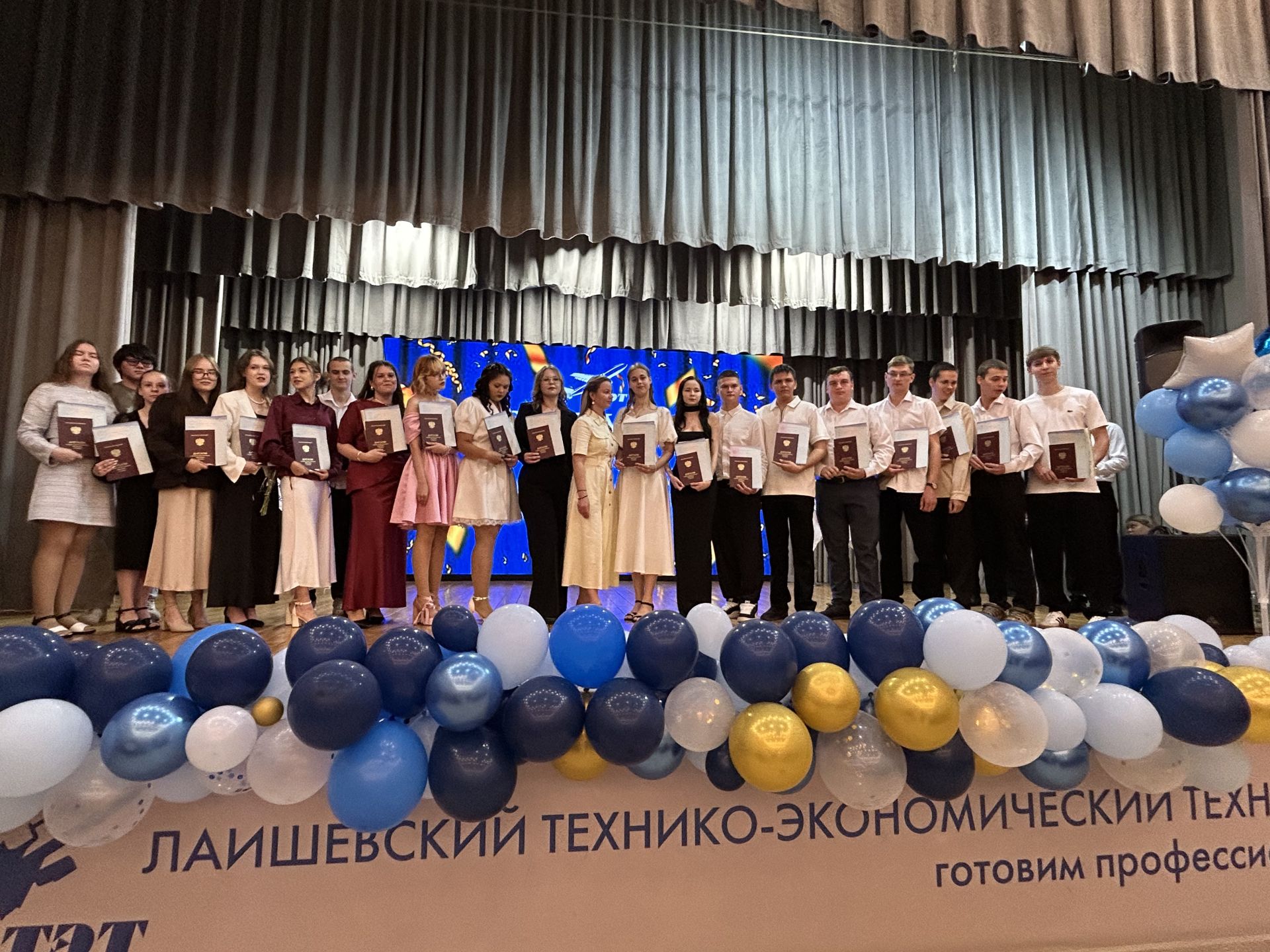 Слезы радости и дипломы под гитару: трогательный выпускной в ЛТЭТ