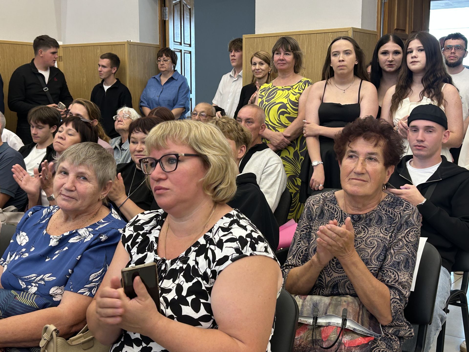 Слезы радости и дипломы под гитару: трогательный выпускной в ЛТЭТ