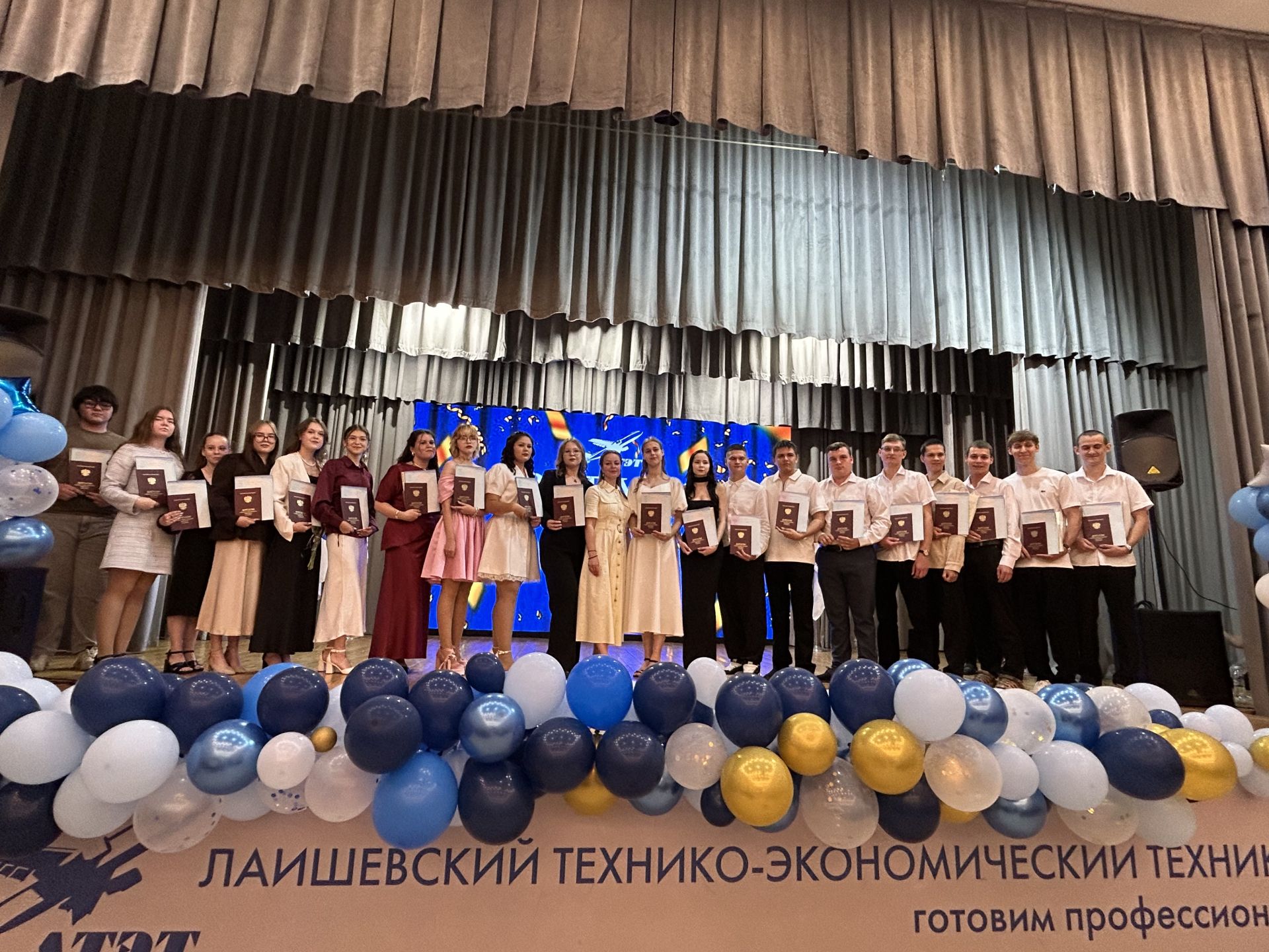 Слезы радости и дипломы под гитару: трогательный выпускной в ЛТЭТ