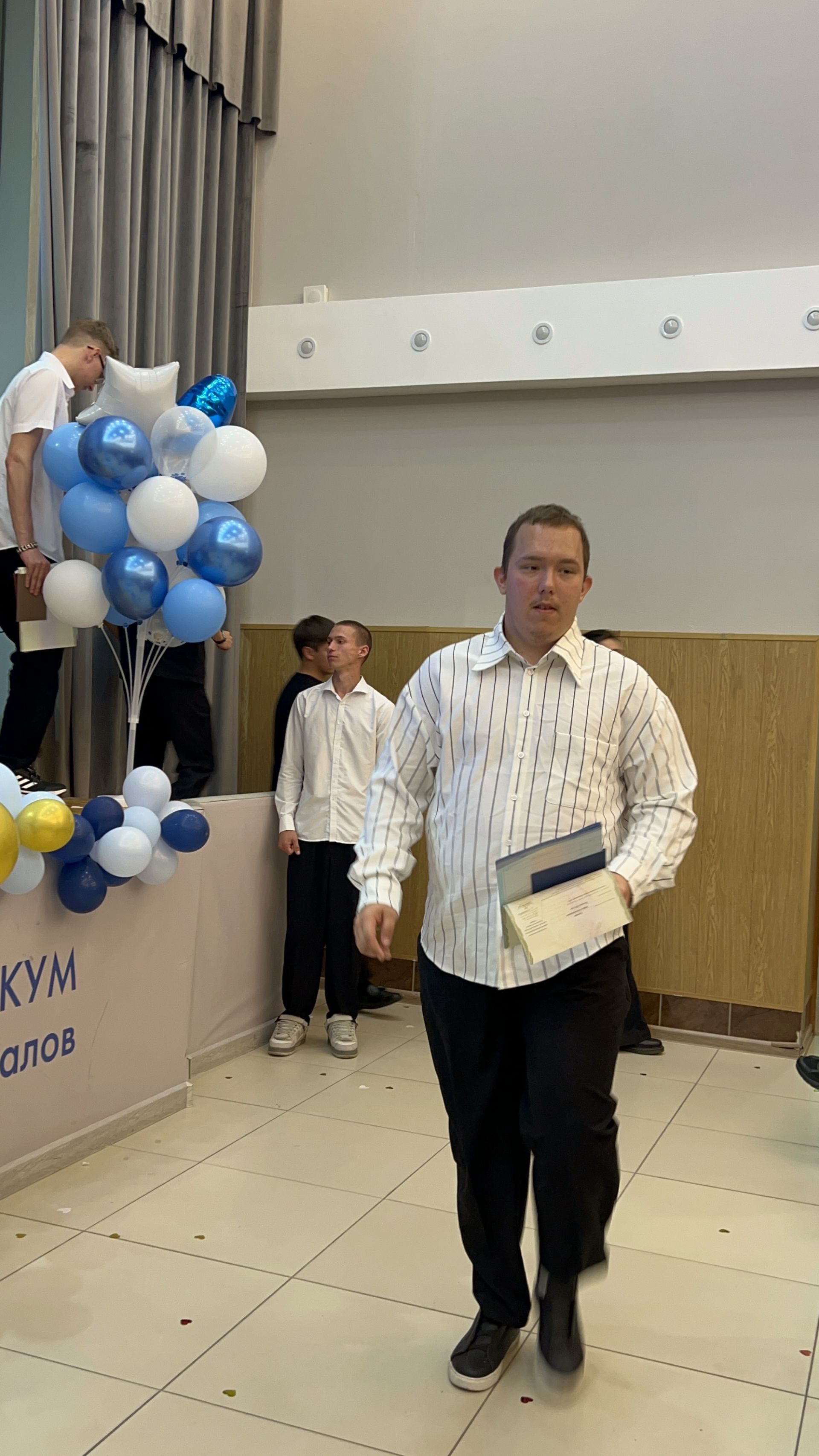 Слезы радости и дипломы под гитару: трогательный выпускной в ЛТЭТ