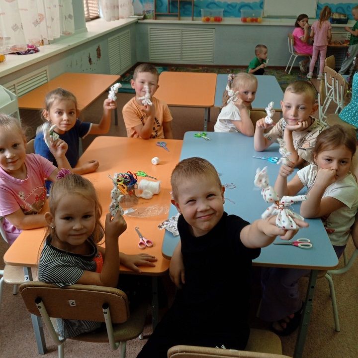 Юные лаишевцы познакомились с народными игрушками