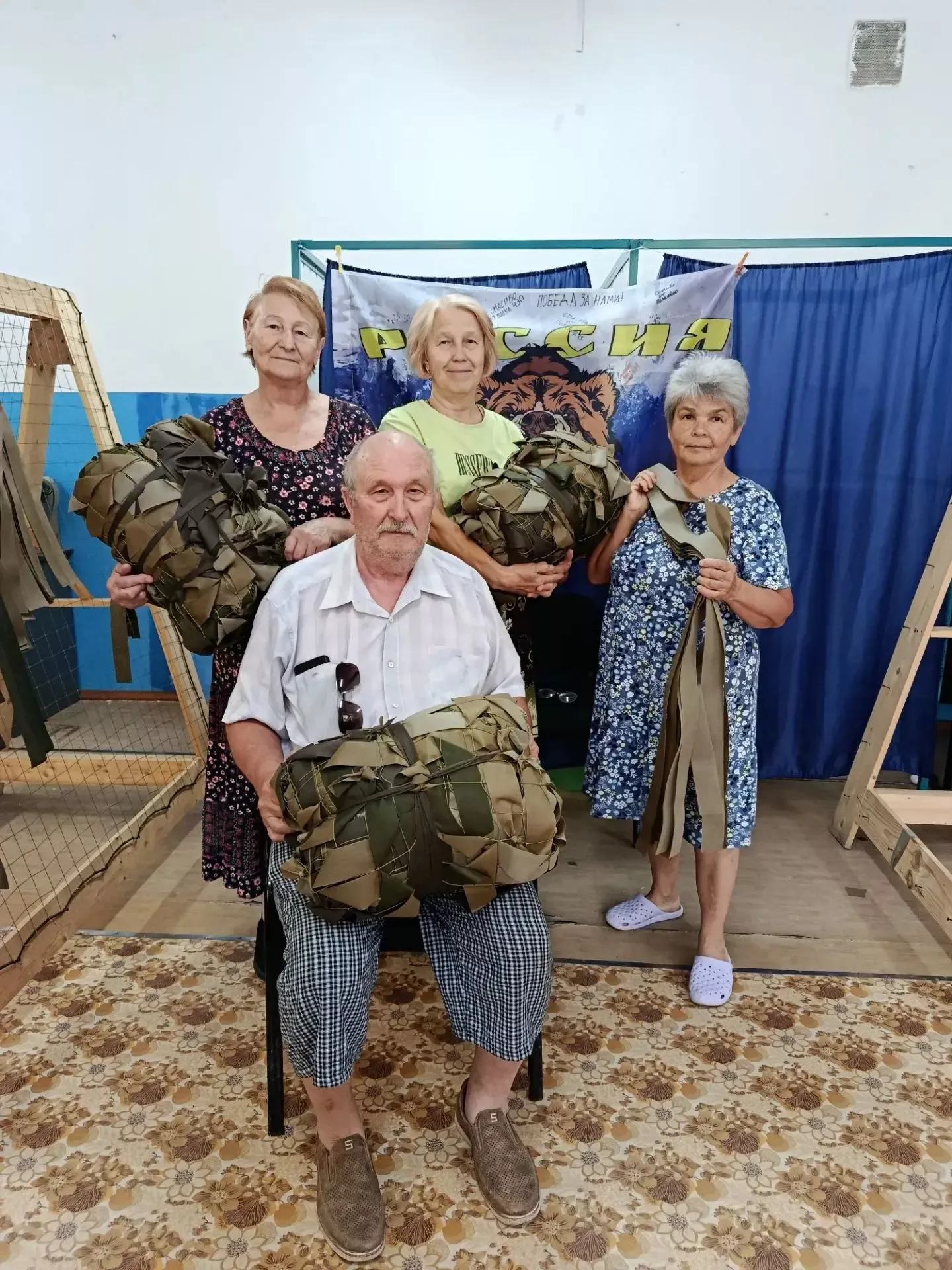 Тыл, ставший щитом: Как в Песчано-Ковалинском пункте день за днем плетут маскировочные сети для бойцов СВО