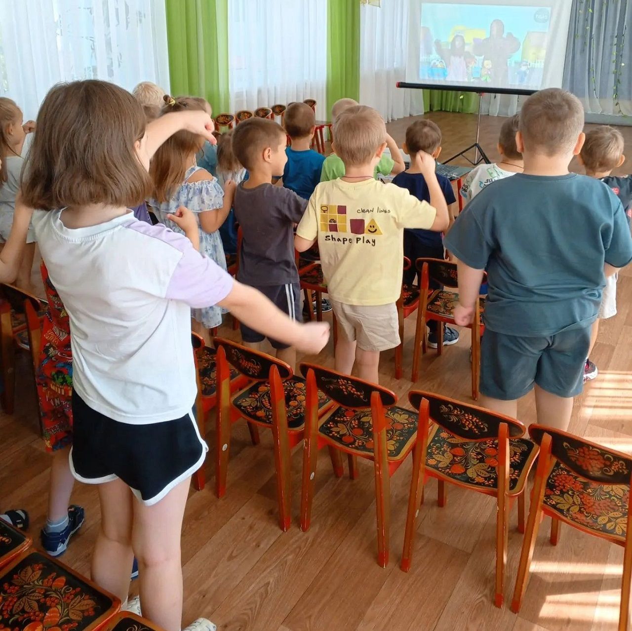 Юные лаишевцы отметили день рождения светофора игрой и пользой