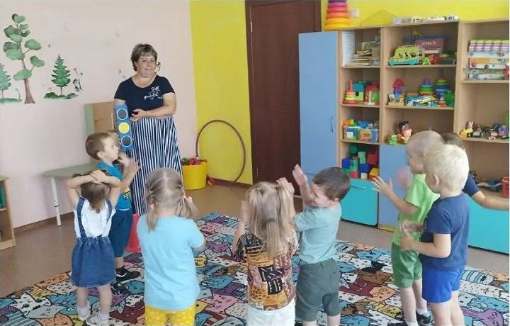 Юные лаишевцы отметили день рождения светофора игрой и пользой