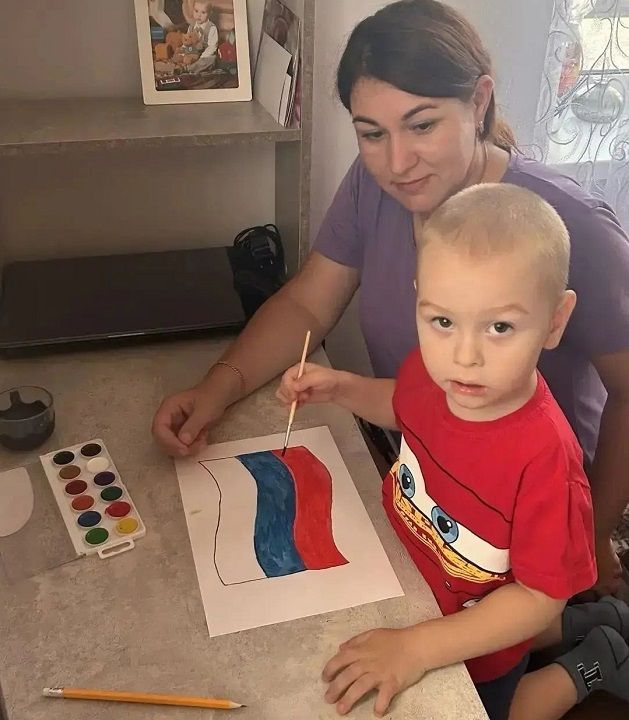 Лаишевские ребята гордятся флагом России