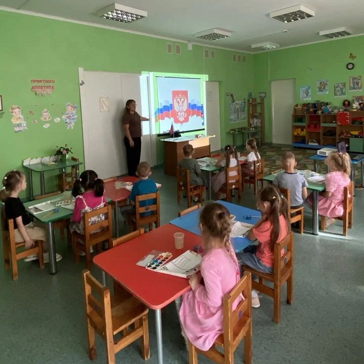 Лаишевские ребята гордятся флагом России