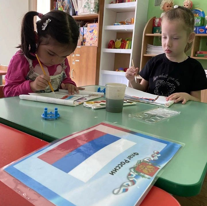 Лаишевские ребята гордятся флагом России
