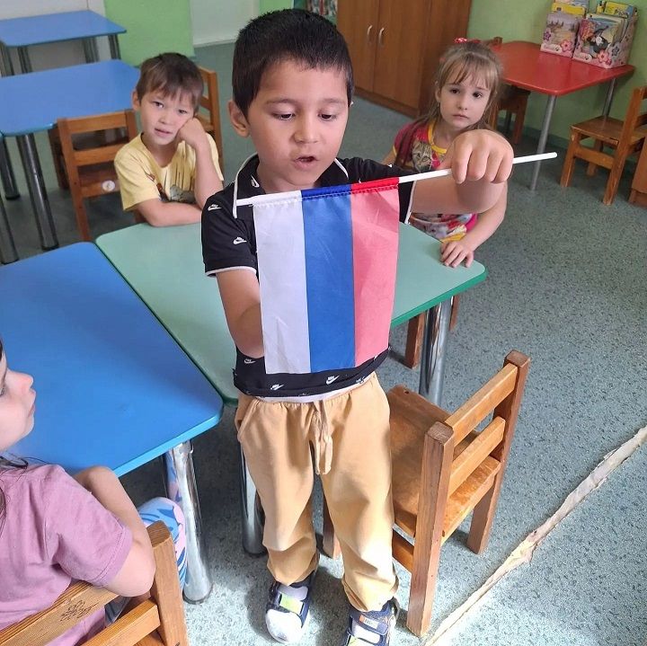 Лаишевские ребята гордятся флагом России