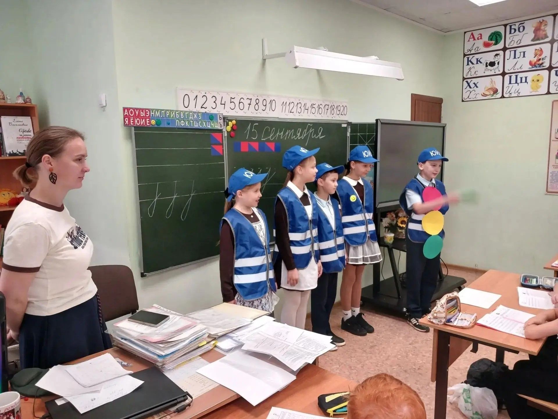 Юные инспекторы научили первоклассников правилам движения