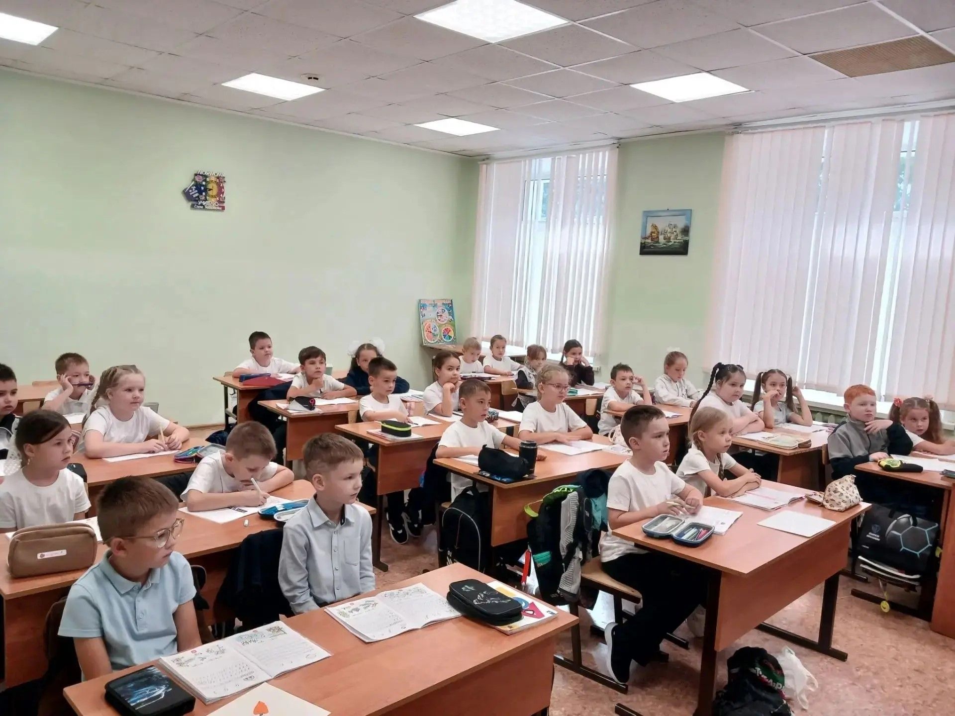 Юные инспекторы научили первоклассников правилам движения
