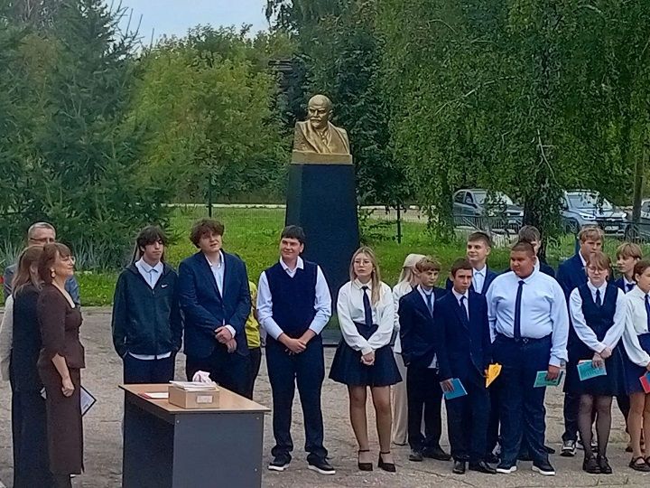 В День знаний первоклассникам Лаишевского района дарили «Самолетики будущего»