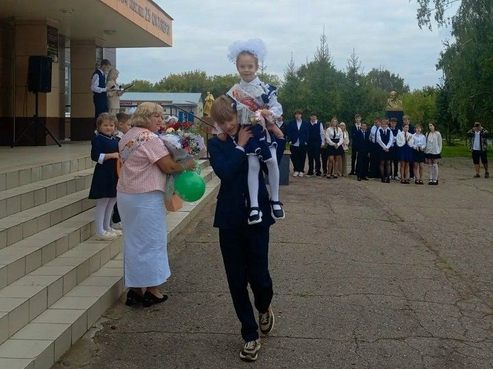 В День знаний первоклассникам Лаишевского района дарили «Самолетики будущего»