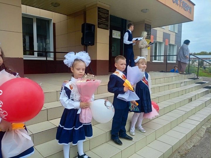 В День знаний первоклассникам Лаишевского района дарили «Самолетики будущего»