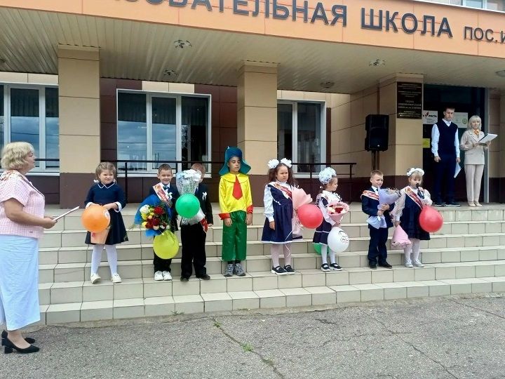 В День знаний первоклассникам Лаишевского района дарили «Самолетики будущего»