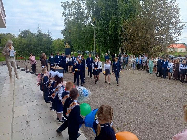 В День знаний первоклассникам Лаишевского района дарили «Самолетики будущего»