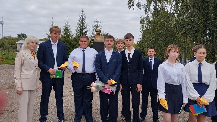 В День знаний первоклассникам Лаишевского района дарили «Самолетики будущего»