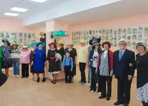 Лаешта Өлкәннәр ункөнлеген картиналар күргәзмәсе һәм эшләпә балы белән билгеләп үттеләр