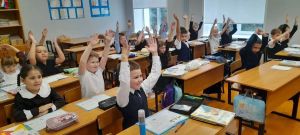 Юные инспекторы научили первоклассников правилам движения