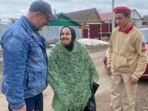 Руководитель исполкома города Лаишево Виктор Арефьев навестил Валентину Леонтьевну Юсупову, узницу концлагеря в Смоленской области