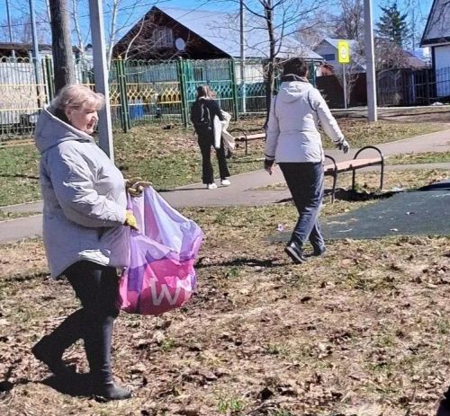 Счастливый малыш» за чистоту города: сотрудники детского сада вышли на субботник
