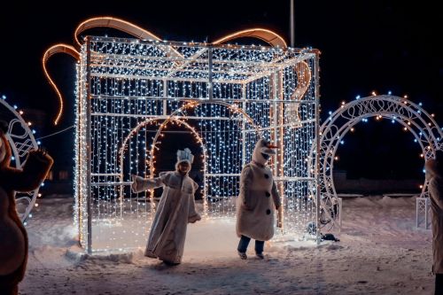 «Новогодняя кутерьма» собрала детей и взрослых у центральной новогодней ёлки г. Лаишево